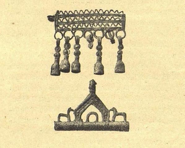 Рис. 1. а. Привеска с бубенчиками; б. Игольник из горизонтальной трубочки с двойной на ней дужкой и коньками по сторонам. В 2/3 нат. вел. (Из раскопок Костромской Уч. Архив. Коммиссии).