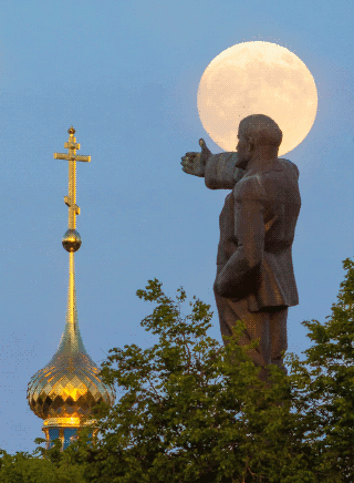  Памятники русскому вождю в лунном нимбе на фоне купола восстановленного после бесчинства большевиков храма, история революции и идеология