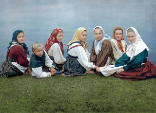  Групповой женский цветной портрет. На берегах рек. Russian peasant girls. S.A.Lobovikov